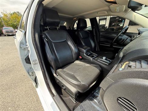 Used 2019 Chrysler 300 Limited AWD/4WD image 30
