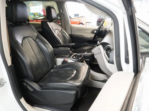 Used 2017 Chrysler Pacifica Touring-L image 30