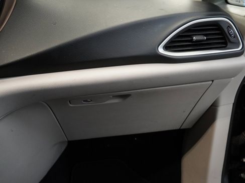 Used 2019 Chrysler Pacifica Touring-L image 31