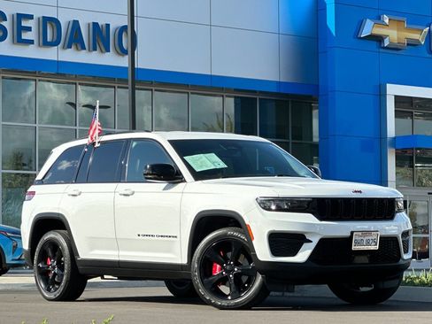 Used 2023 Jeep Grand Cherokee Altitude AWD/4WD image 2