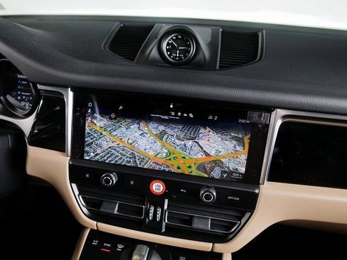 Certified 2025 Porsche Macan image 19