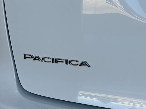 Used 2022 Chrysler Pacifica Touring-L image 13