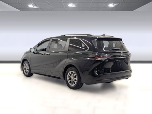 Used 2023 Toyota Sienna XLE image 2