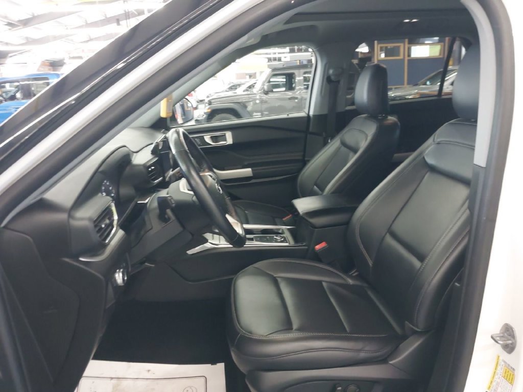 Used 2022 Ford Explorer XLT w/ Equipment Group 202A AWD/4WD image 4