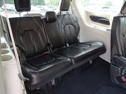 Used 2024 Chrysler Pacifica Touring-L FWD image 44