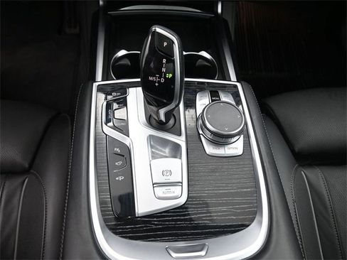 Used 2022 BMW 740i xDrive w/ M Sport Package image 3