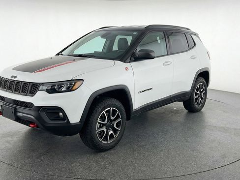 Used 2025 Jeep Compass Trailhawk AWD/4WD image 3