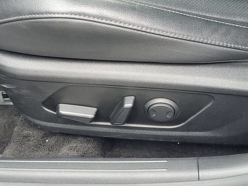 Used 2025 Hyundai Elantra Limited FWD image 7