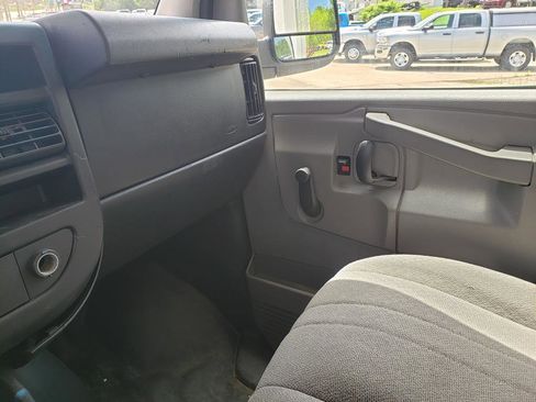 Used 2017 Chevrolet Express 3500 RWD image 19