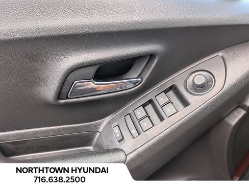 Used 2021 Chevrolet Trax LT w/ Premium Seat Package AWD/4WD image 27