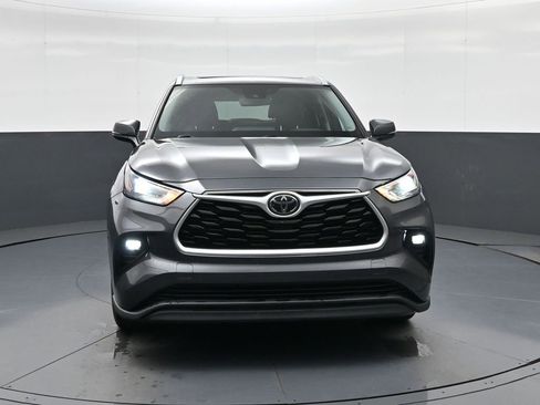 Used 2021 Toyota Highlander XLE FWD image 2