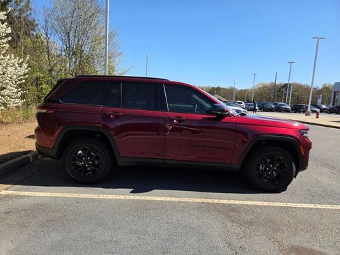 Used 2025 Jeep Grand Cherokee Altitude image 9