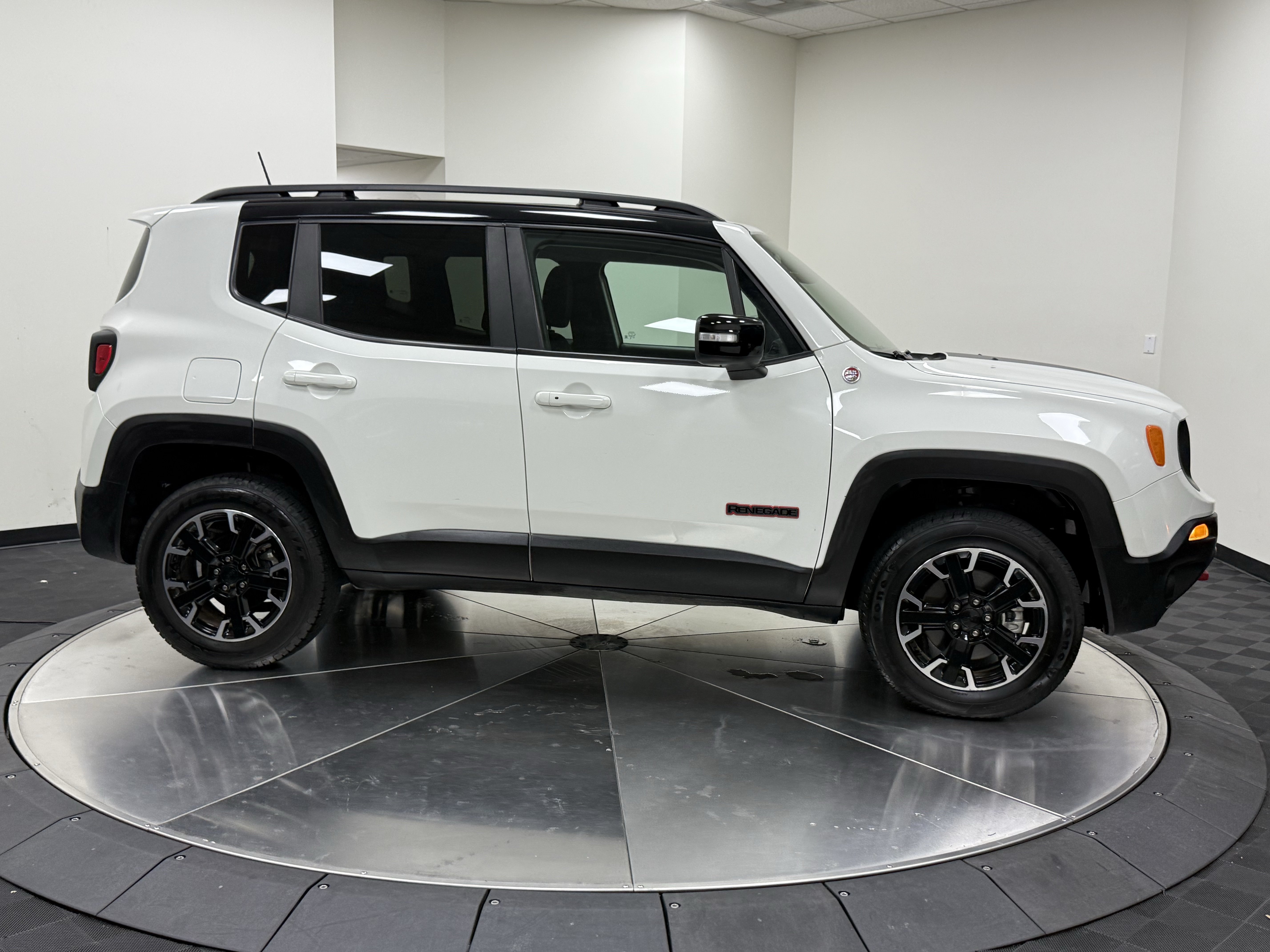 Used 2023 Jeep Renegade Trailhawk AWD/4WD image 8