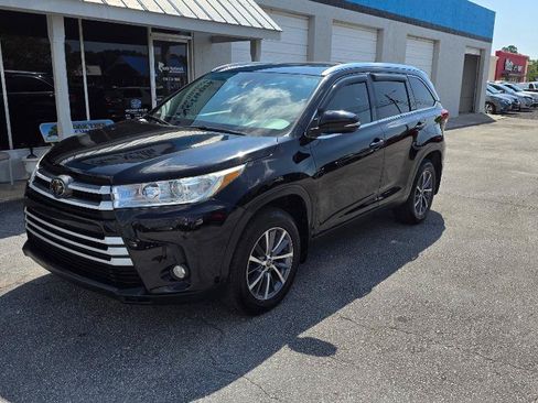 Used 2019 Toyota Highlander XLE AWD/4WD image 2