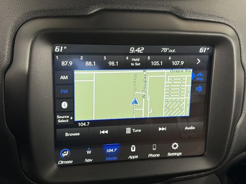 Used 2023 Jeep Renegade Latitude AWD/4WD image 17