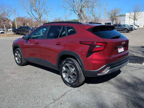 Used 2025 Chevrolet Trax LT w/ LT Convenience Package image 7