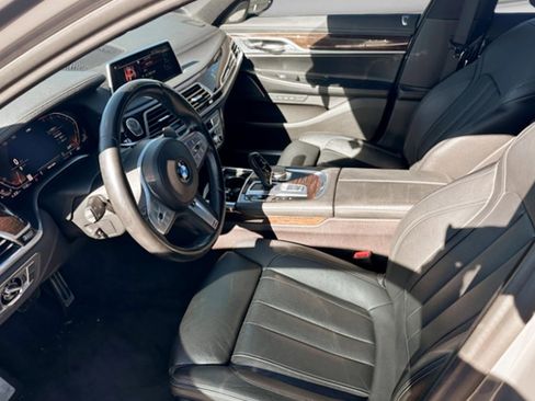 Used 2021 BMW 740i w/ M Sport Package image 10