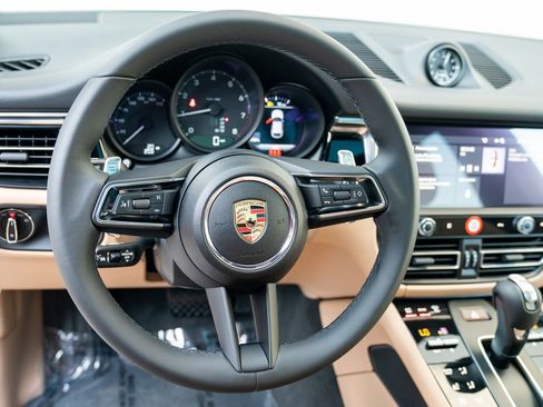 Certified 2025 Porsche Macan image 11