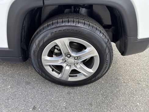 Used 2024 Jeep Compass Sport image 8