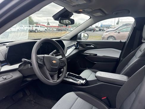 Used 2025 Chevrolet Trax LT FWD image 9