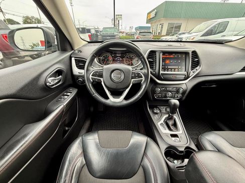 Used 2017 Jeep Cherokee Trailhawk w/ Comfort/Convenience Group AWD/4WD image 16