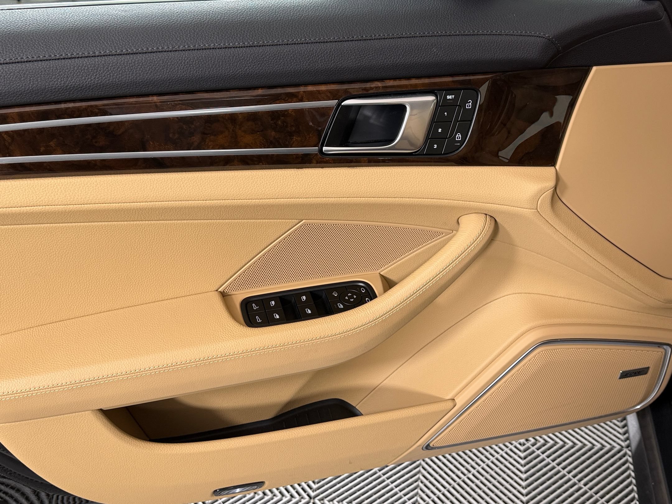 Certified 2023 Porsche Panamera 4 Platinum Edition AWD/4WD image 16