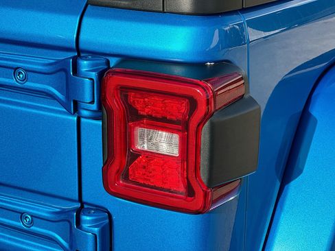 Used 2022 Jeep Wrangler Unlimited Sahara image 28