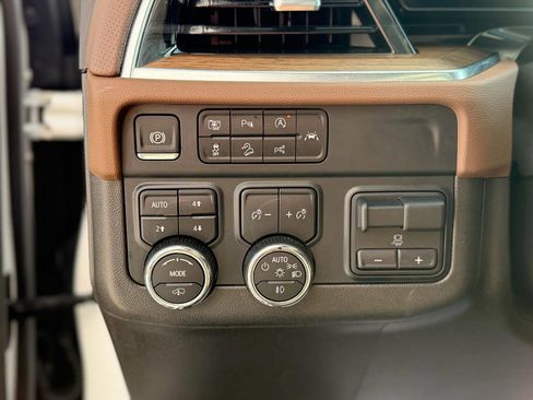 Used 2025 Chevrolet Tahoe High Country image 12