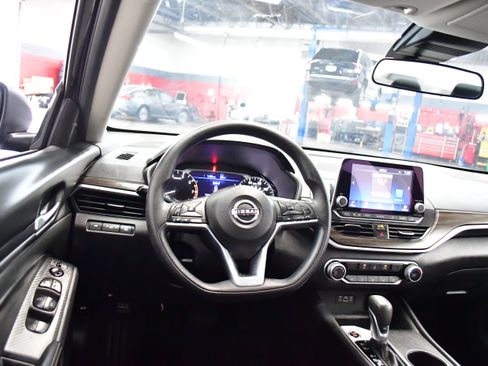 Used 2025 Nissan Altima 2.5 SV FWD image 8