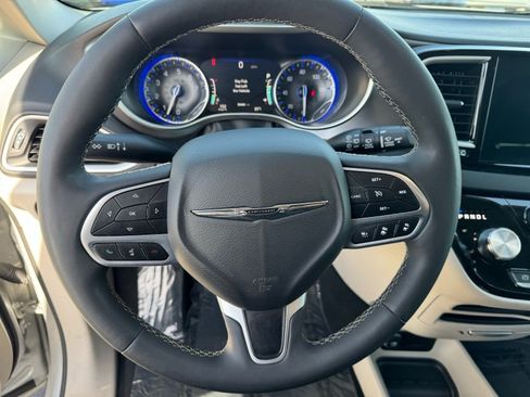 Used 2024 Chrysler Pacifica Touring-L image 25