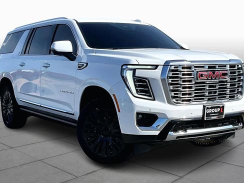 Used 2025 GMC Yukon XL Denali w/ Sun & Power Step Package image 3