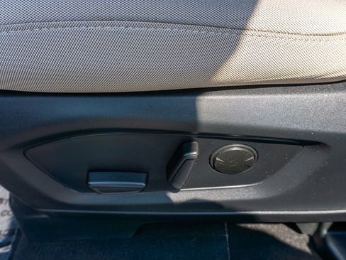 Used 2023 Ford Explorer XLT image 19