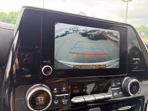 Used 2023 Toyota Highlander L FWD image 8