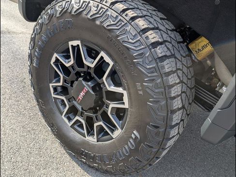 Used 2024 GMC Sierra 2500 AT4X image 21