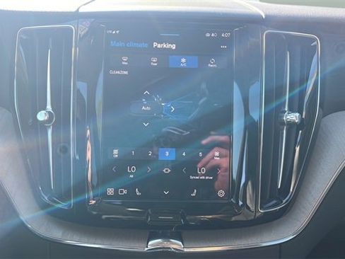 Used 2025 Volvo XC60 B5 Plus image 22