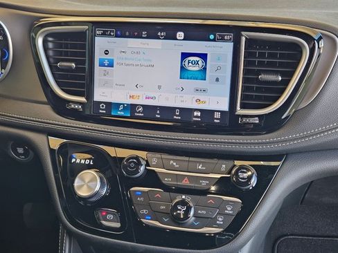 New 2027 Chrysler Pacifica Limited FWD image 13