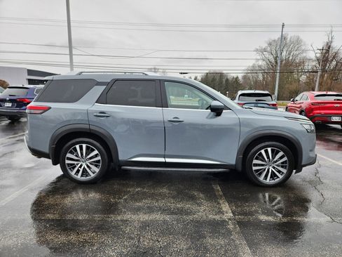 Used 2022 Nissan Pathfinder Platinum w/ Cargo Package image 6