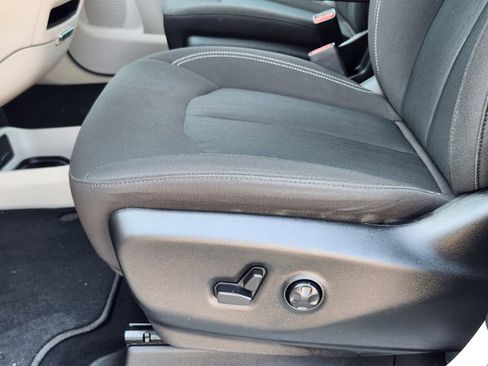Used 2023 Chrysler Voyager LX image 26