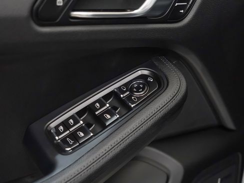 Used 2025 Porsche Macan image 23