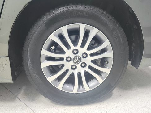 Used 2020 Toyota Sienna XLE Premium FWD image 58