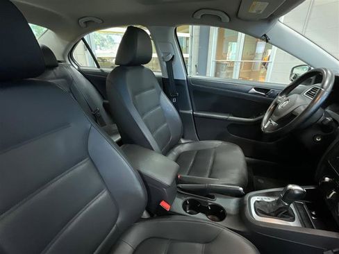 Used 2011 Volkswagen Jetta SE FWD image 28