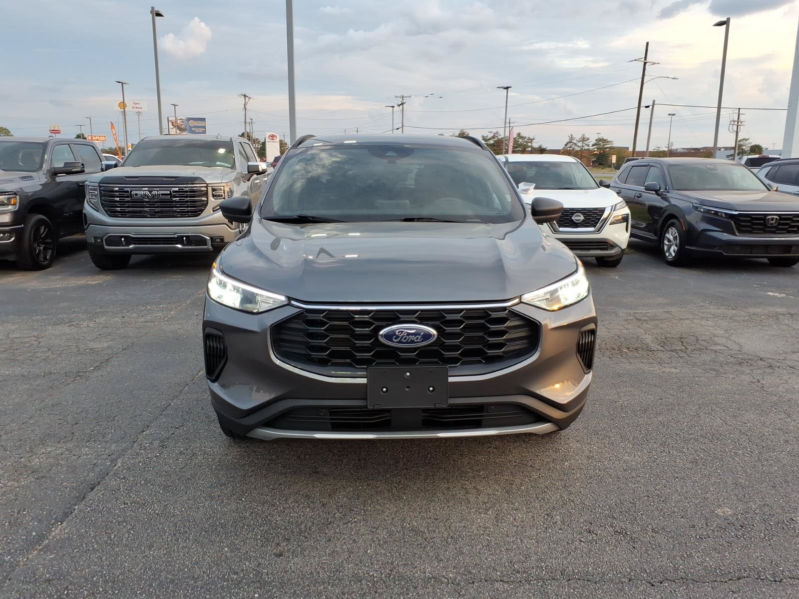 Used 2025 Ford Escape ST-Line AWD/4WD image 2