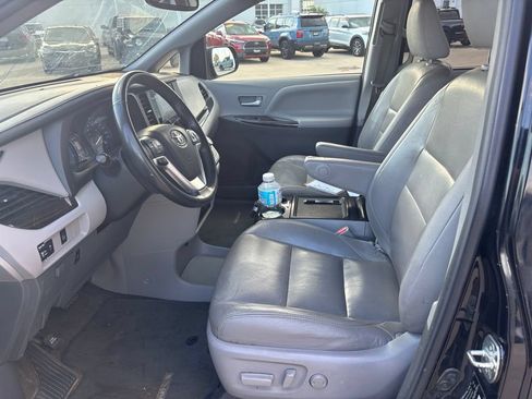 Used 2017 Toyota Sienna XLE FWD image 10
