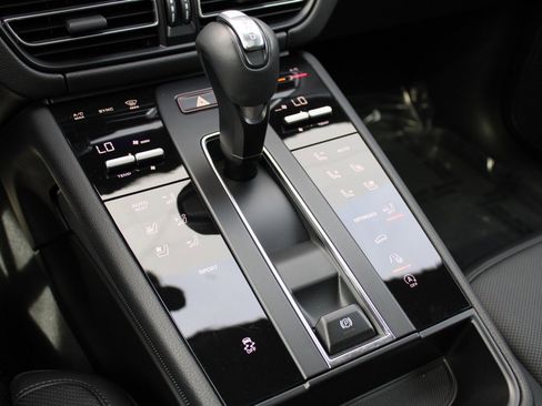 Certified 2025 Porsche Macan image 25