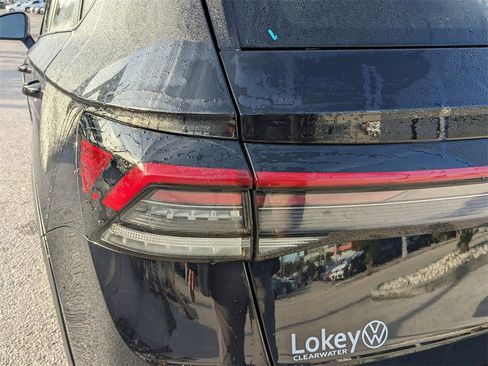 Certified 2025 Volkswagen Taos SE image 9