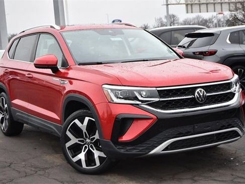 Certified 2022 Volkswagen Taos SEL w/ Panoramic Sunroof Package image 2