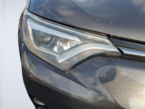 Used 2018 Toyota RAV4 Limited image 9