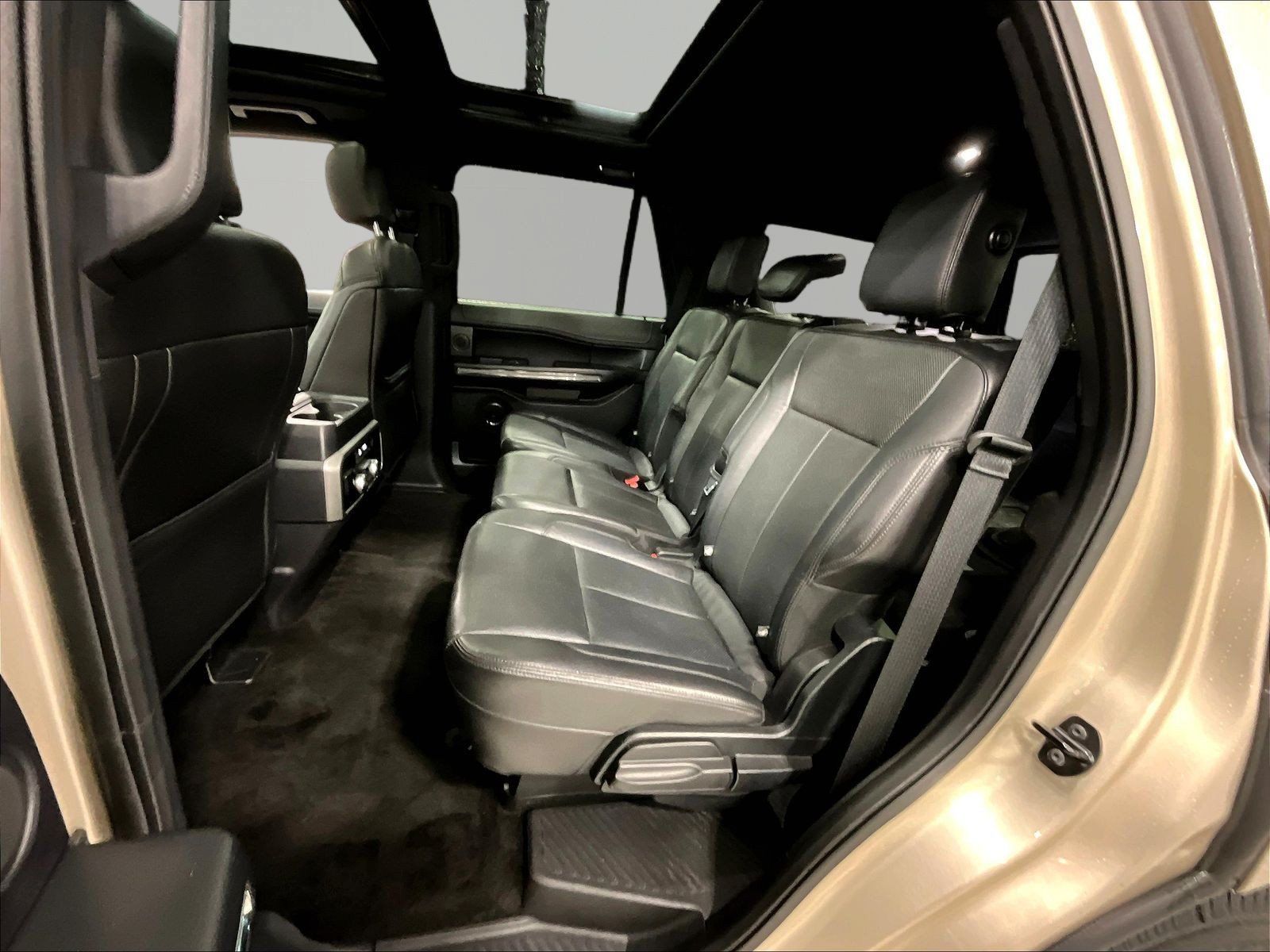 Used 2018 Ford Expedition XLT w/ Equipment Group 201A AWD/4WD image 22