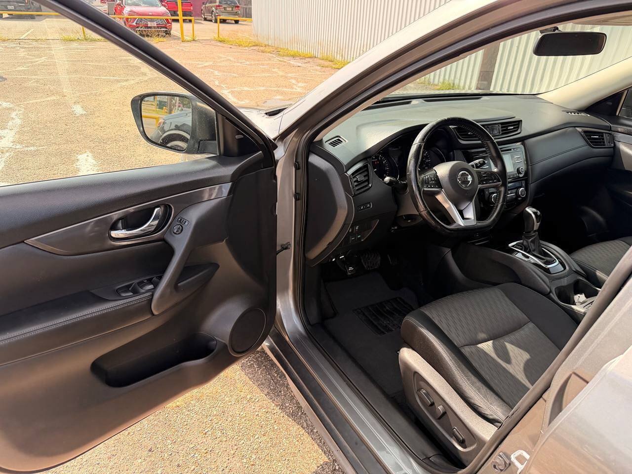 Used 2017 Nissan Rogue SV FWD image 10
