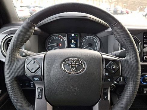 Certified 2022 Toyota Tacoma TRD Off-Road image 18